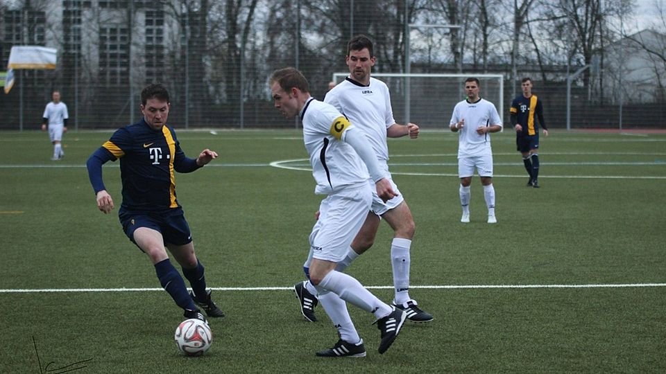 Capitano von Bord: Fabio Bandl (rechts in weiß) zog sich auf dem neuen Igstadter Kunstrasen einen Kreuzbandriss zu. F: Henz