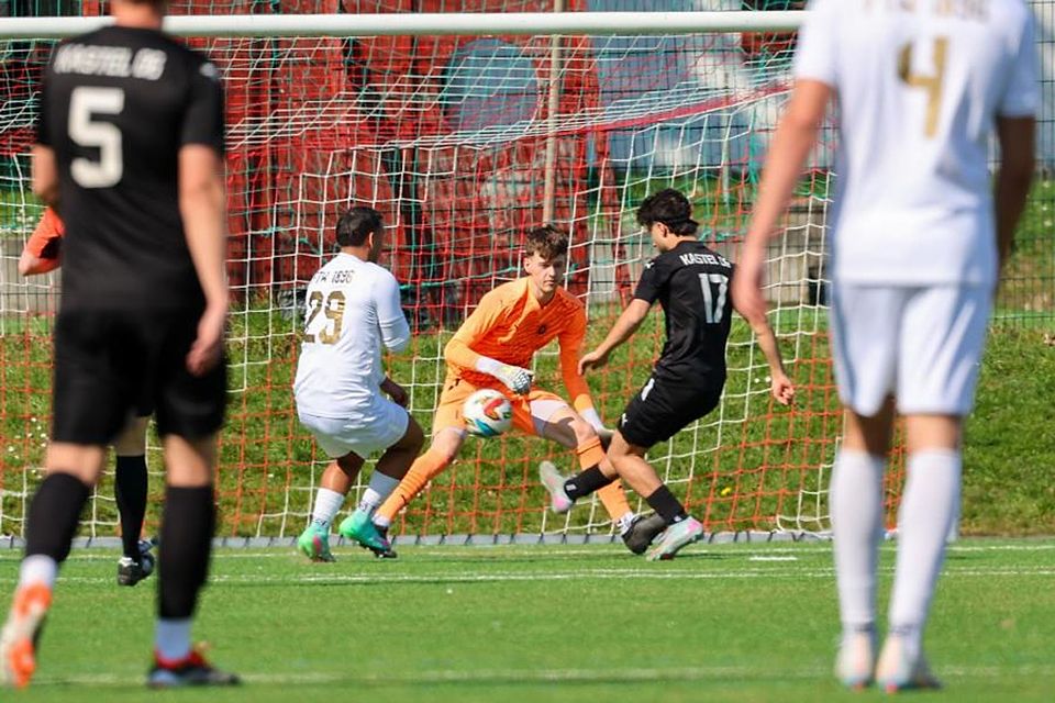 Die Freie Turnerschaft um Abduelmelik Sari eilt der Gruppenliga entgegen. Pascal Schiffmann, Keeper von Kastel 06, ist in dieser Szene zusammen mit Dario Flace gefordert. Die Freie Turnerschaft um Abduelmelik Sari eilt der Gruppenliga entgegen. Pascal Schiffmann, Keeper von Kastel 06, ist in dieser Szene zusammen mit Dario Flace gefordert.