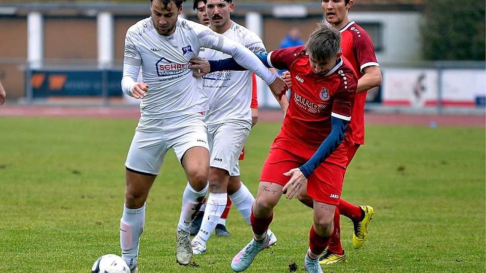 Die Bobinger Angreifer, hier Georg Zimmermann (weiß), konnten sich im Königsbrunner Strafraum nur selten durchsetzen.