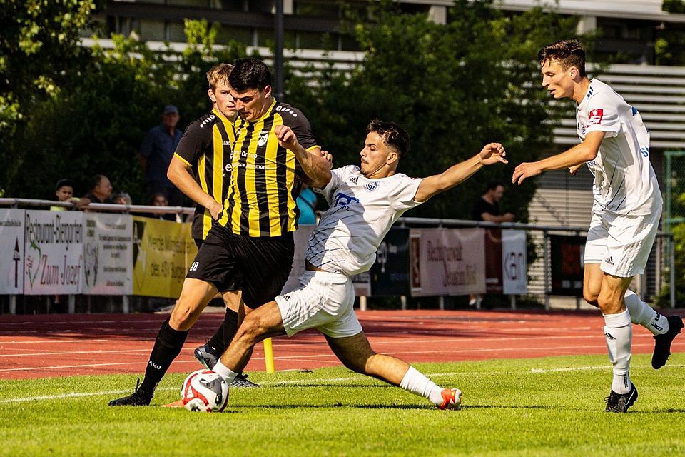 Der FC Dingolfing (in Weiß) legte in Burglengenfeld einen erfolgreichen Saisonauftakt hin.