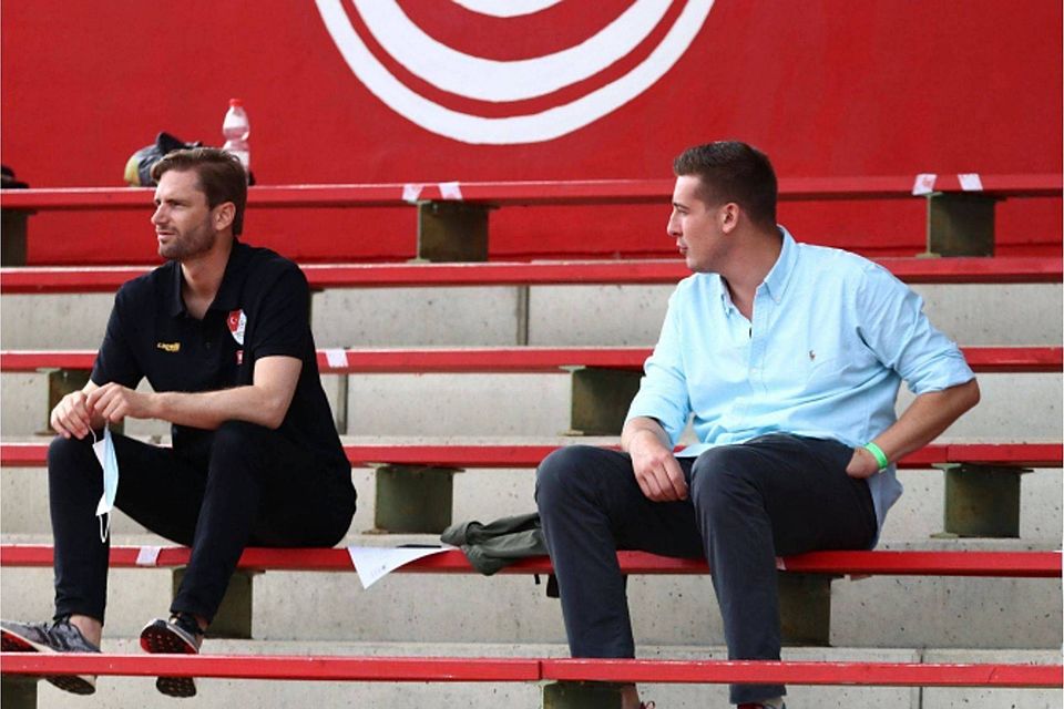 Einige Türkgücü-Fans benahmen sich beim Test gegen Wacker Innsbruck daneben, der Sportliche Leiter Roman Plesche (li.) und Geschäftsführer Max Kothny werden der Sache auf den Grund gehen.