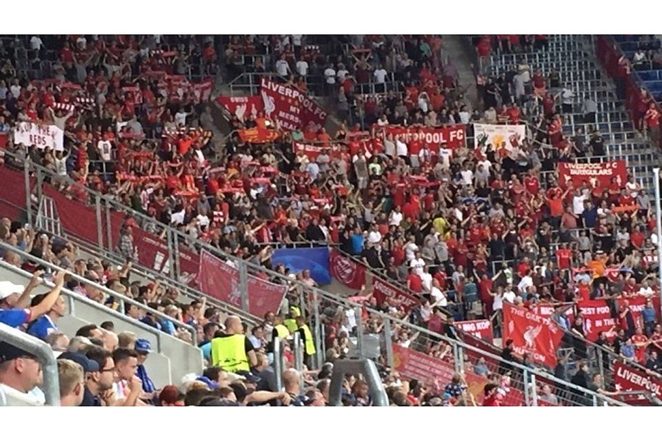 Die Liverpooler Fans feiern den Einzug in die Champions League. F: Czink