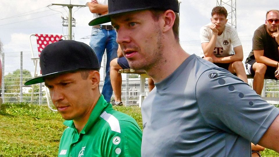 Chefcoach Thomas Rudolph (links) und Stefan Heger bleiben beim FC Gundelfingen.