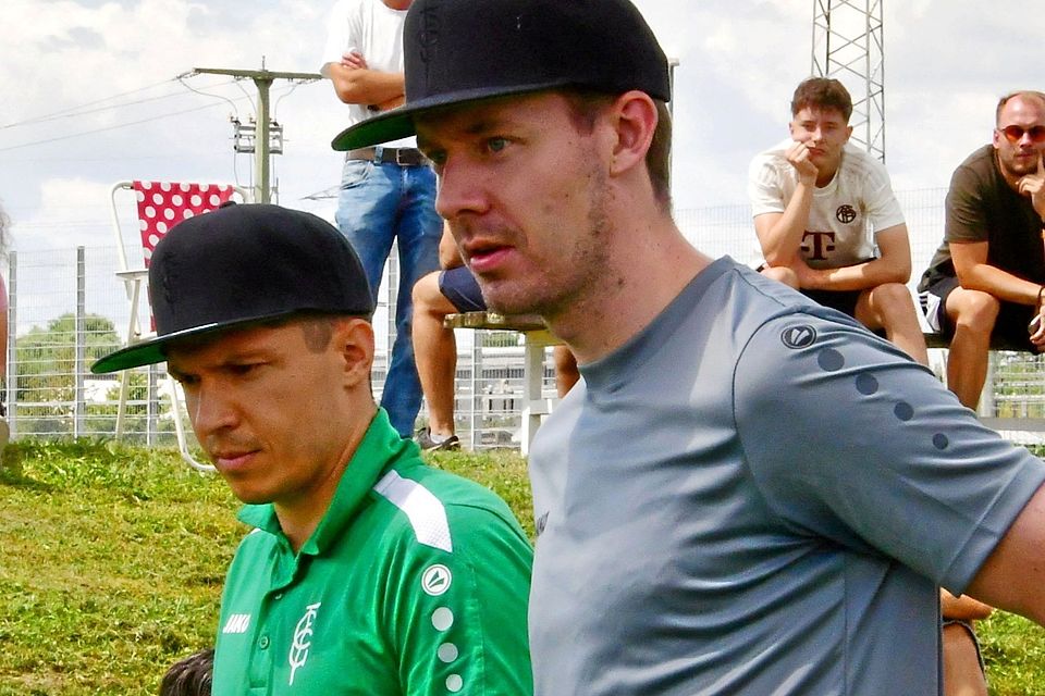 Chefcoach Thomas Rudolph (links) und Stefan Heger bleiben beim FC Gundelfingen.