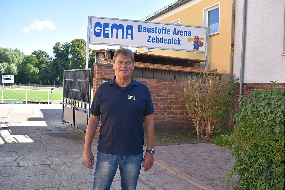 Unterstützt den SV Zehdenick 1920: Gema-Baustoffe-Chef Karl-Heinz Grüneberg vor dem neuen Schild.
