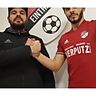 Eintracht Teammanager Akin Yesilköy (li.) heißt Neuzugang Aldo Lamcaj willkommen  Foto: FC Eintracht