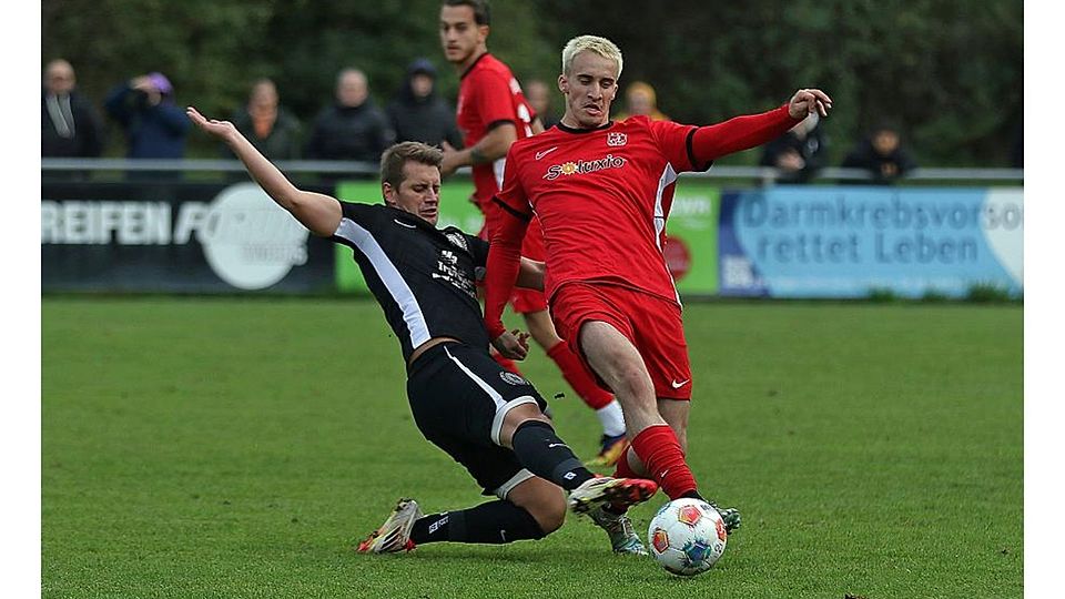 Es geht um wichtige Punkte im Abstiegskampf: Steven Junkert (links, TuS Neuhausen) und Marc-Lucas Lechner (Phönix Schifferstadt) grätschen, um den Ball zu erwischen.	Foto: Christine Dirigo/pakalski-press