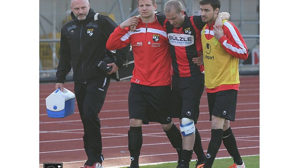 Kreuzbandriß ,Dominik Stikel (Zweiter v. rechts)  im Spiel gegen den SSV Reutlingen Foto-Hans-Ulrich Sterr CTS-Sportfoto.