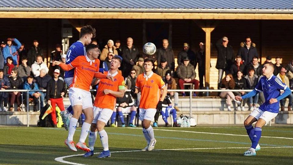 Wilde Luftkämpfe vor gut besuchter Tribüne