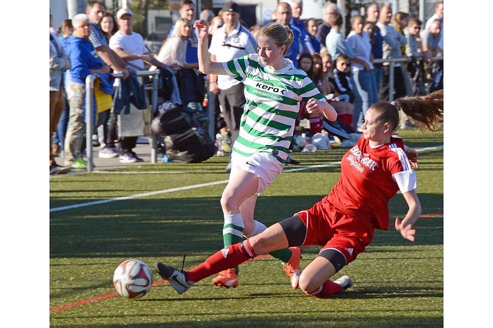 Der SV Alberweiler (links Laura Mohr) kassierte eine Niederlage beim VfB Obertürkheim.  Foto: Peter Herle