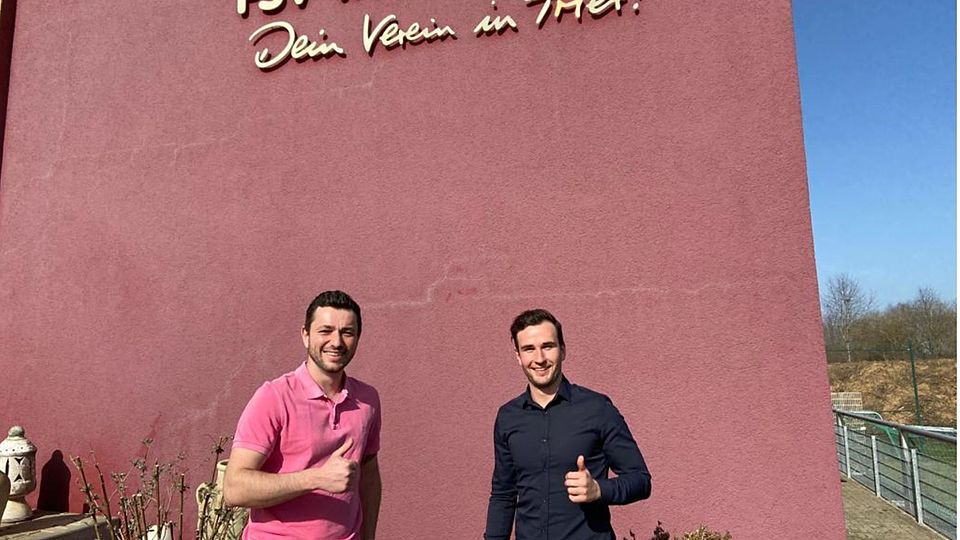 Daumen hoch für die künftige Zusammenarbeit: Tarforsts Fußballchef Thomas Kempny (links) begrüßt Sebastian Schmitt.