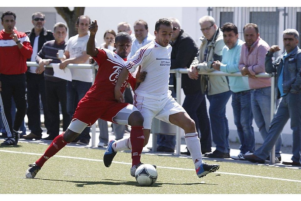 Müllekovens Diema Longomo (r.) im Duell mit Troisdorfs Genc.