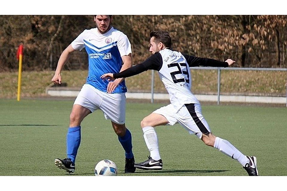 Für die DJK Flörsheim II, um Achim Metzler (re.), hat sich nach der Niederlage im Spitzenspiel gegen Hochheim das Thema Aufstieg wohl erledigt. F: Strack Für die DJK Flörsheim II, um Achim Metzler (re.), hat sich nach der Niederlage im Spitzenspiel gegen Hochheim das Thema Aufstieg wohl erledigt. F: Strack