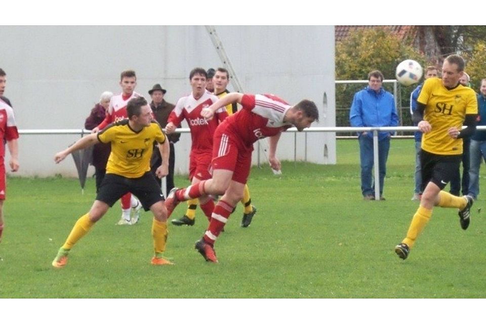 Der FC Eschach und der SV Frickenhofen lieferten sich ein Nachbarschaftsduell auf Augenhöhe und trennten sich mit 1:1.  F: Thomas Nast