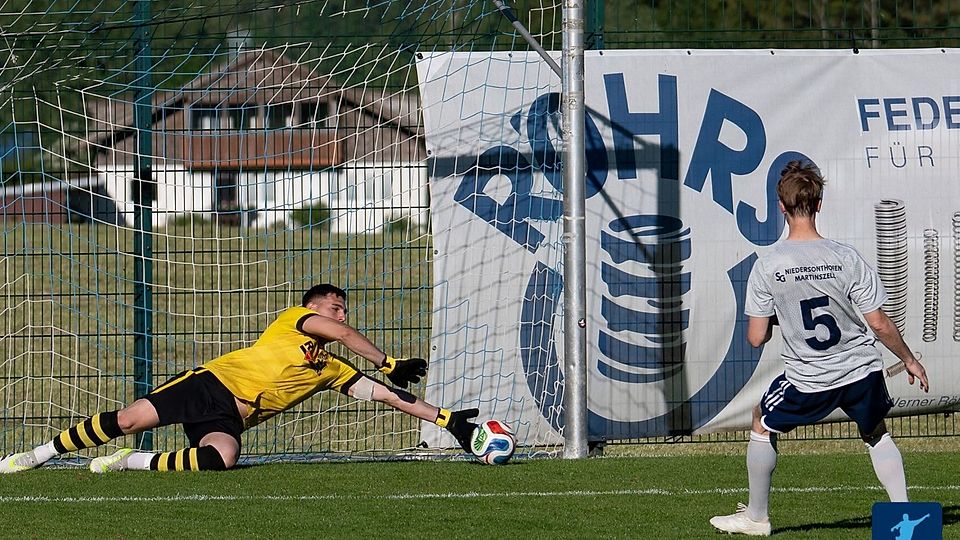 Der Moment der Entscheidung: Neuburgs Keeper Dominik Jozinovic hält den Efmeter von Simon Frasch und bringt den VfR in die zweite Runde, während es für die Niso-Boys zurück in die Bezirksliga geht.
