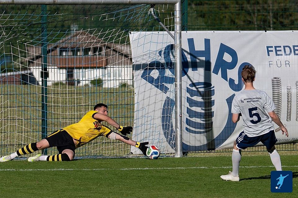 Der Moment der Entscheidung: Neuburgs Keeper Dominik Jozinovic hält den Efmeter von Simon Frasch und bringt den VfR in die zweite Runde, während es für die Niso-Boys zurück in die Bezirksliga geht.