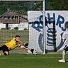 Der Moment der Entscheidung: Neuburgs Keeper Dominik Jozinovic hält den Efmeter von Simon Frasch und bringt den VfR in die zweite Runde, während es für die Niso-Boys zurück in die Bezirksliga geht.