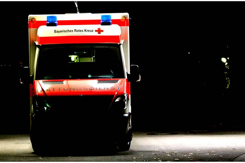 Der Krankenwagen rückte am Sonntag in Schweinau an. Symbolbild: dpa