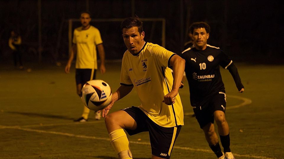 Ball unter Kontrolle, den Gegner auch: der TSV Grafing mit Tobias Hainthaler (vorne), der selbst einmal einnetzte.