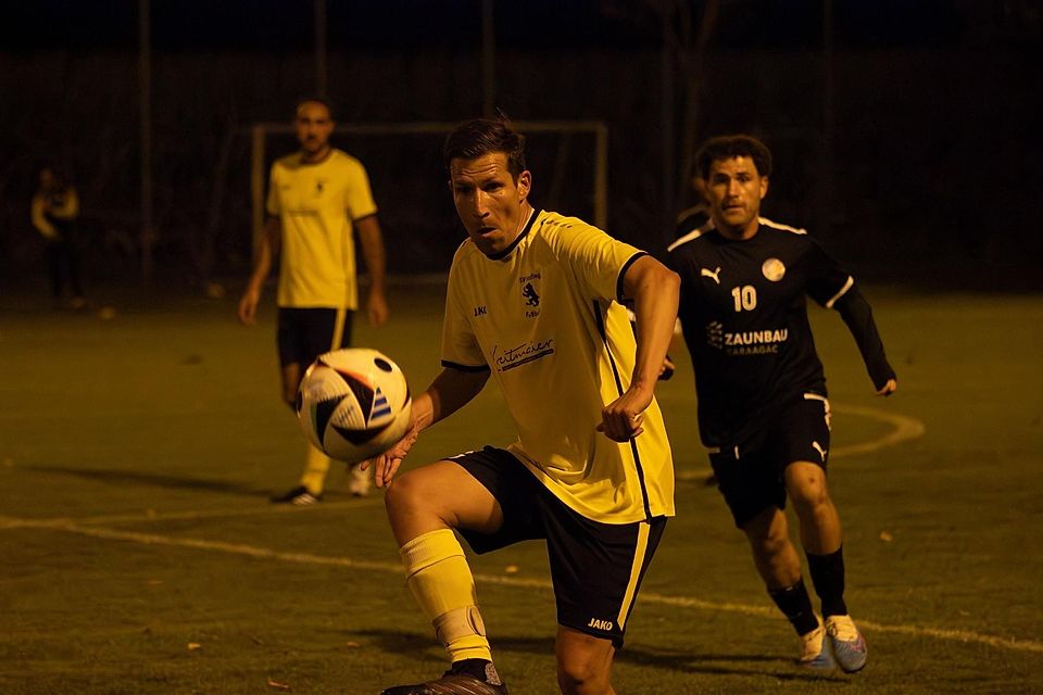 Ball unter Kontrolle, den Gegner auch: der TSV Grafing mit Tobias Hainthaler (vorne), der selbst einmal einnetzte. Ball unter Kontrolle, den Gegner auch: der TSV Grafing mit Tobias Hainthaler (vorne), der selbst einmal einnetzte.