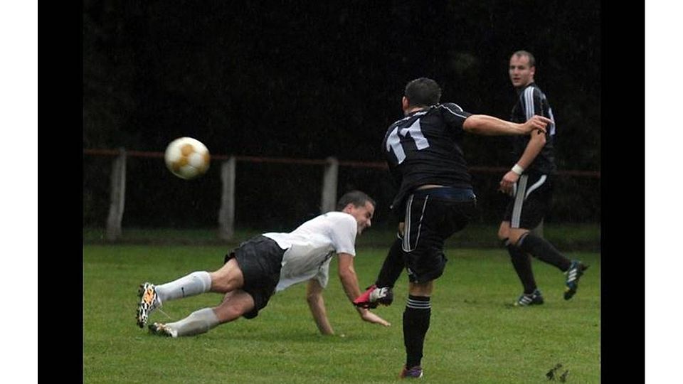 Do legst di nieder ? Reiskirchens Rüdiger Meier taucht ab, Jannek Baumann trifft zum 1:2-Anschluss für Nieder-Ohmen.  Fotos (2): Niebergall