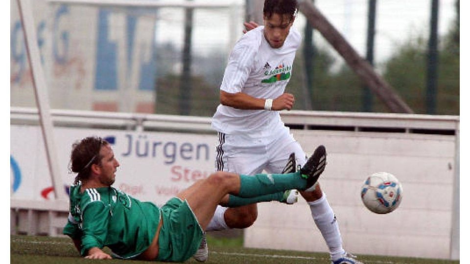 Nicht noch einmal auf die Nase fallen wollen Daniel Blankenheim (links) und der FV Bad Honnef gegen den FC Blau-Weiß Friesdorf. Hinter Blankenheims Einsatz steht allerdings noch ein Fragezeichen. Foto: Wolfgang Henry