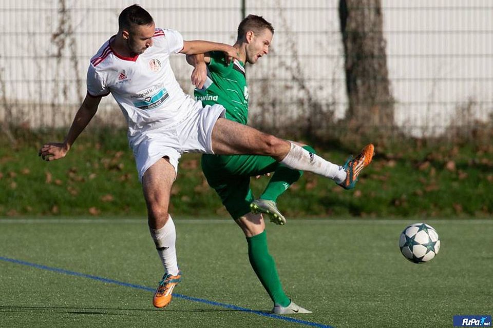 Unter Druck ist Schlusslicht Viktoria Kahl um Stefan Kresovic (links) im Aufsteigerduell gegen den ASV Cham. Unter Druck ist Schlusslicht Viktoria Kahl um Stefan Kresovic (links) im Aufsteigerduell gegen den ASV Cham.