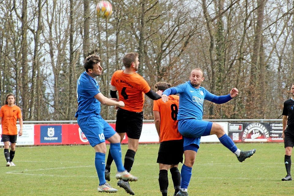 Der FSV Reimlingen (links Spielertrainer Dominik Kohnle) büßte ganz spät zwei Punkte gegen den FC Maihingen ein.