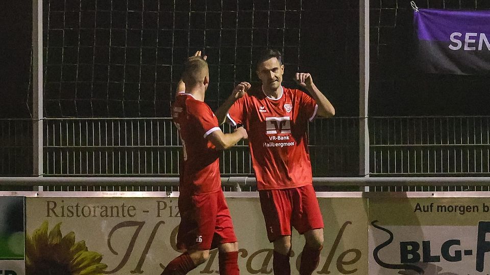Hochzufriedenes Trainerduo: Andreas Giglberger (l.) feierte beim 5:0-Kantersieg des VfB Hallbergmoos gegen Wacker München sein Startelfdebüt und durfte Andreas Kostorz zu dessen erstem Saisontor gratulieren (Bild).