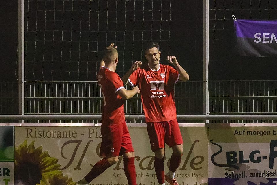 Hochzufriedenes Trainerduo: Andreas Giglberger (l.) feierte beim 5:0-Kantersieg des VfB Hallbergmoos gegen Wacker München sein Startelfdebüt und durfte Andreas Kostorz zu dessen erstem Saisontor gratulieren (Bild).