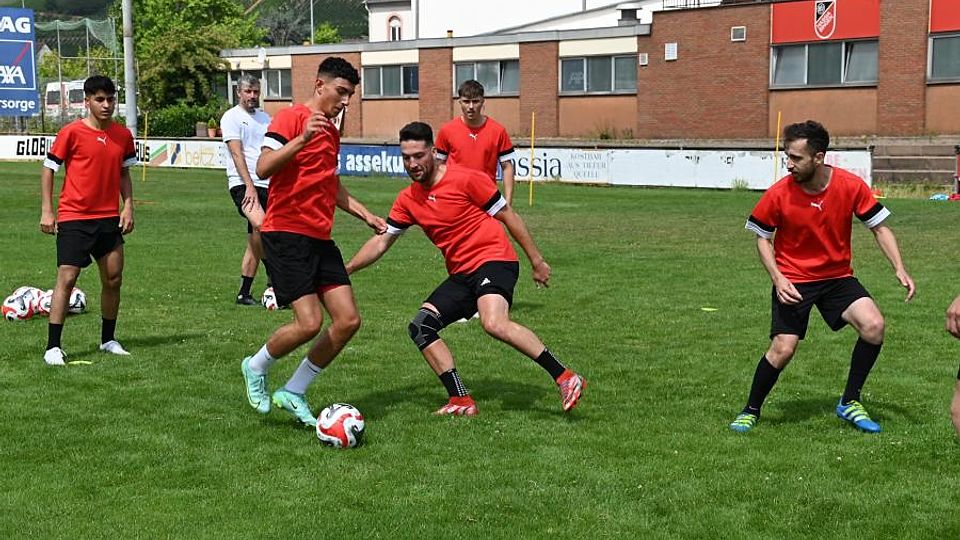 Neuzugang Deniz Wolf (vorn) setzt sich im „Eckchen“ gegen Tim Brackett durch. Tamim Noory (links), Trainer Christian Klöckner, Malik Schäfer und Burak Tasci beobachten.