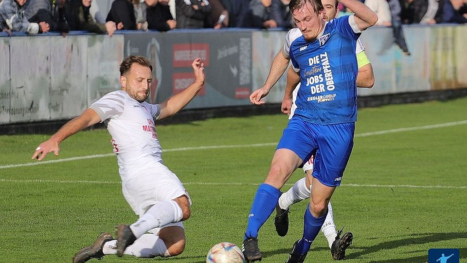 Inter-Spielertrainer Helmut Jurek (links, hier gegen Etzenricht) war happy über den Punktgewinn gegen Hahnbach.