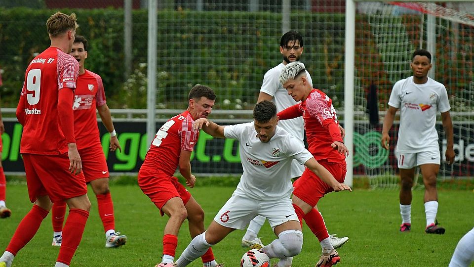 Hart bedrängt vom Bayernligisten: Forstinnings Dogukan Mumcu (weißes Trikot, am Ball) löst die Drucksituation. Der VfB überzeugte gegen Heimstetten mit einer guten Leistung.