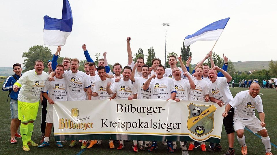 So seh?n Sieger aus: Die Kicker der Spvgg. Essenheim bejubeln ihren Pokalerfolg.	Foto: hbz/Judith Wallerius