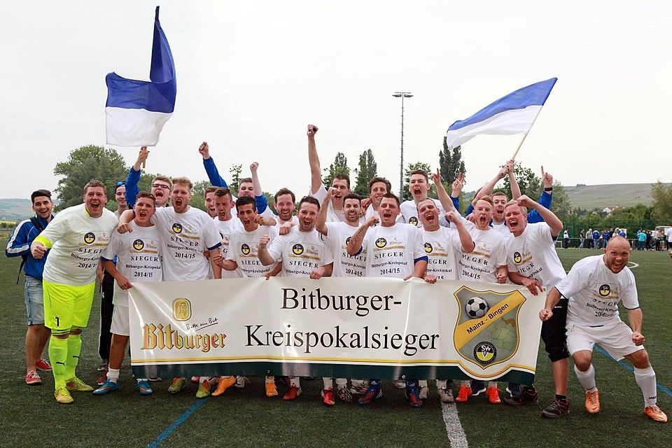 So seh?n Sieger aus: Die Kicker der Spvgg. Essenheim bejubeln ihren Pokalerfolg.	Foto: hbz/Judith Wallerius