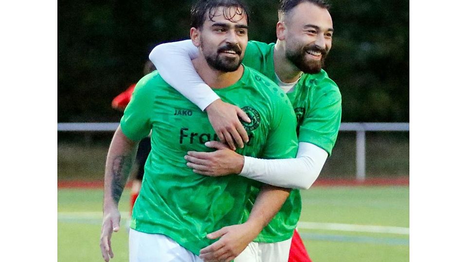 Spiridon Pentidis (rechts) und Alessio Nobile sorgen mit je zwei Treffern gegen TVH für den nächsten Dreier des bislang ungeschlagenen B-Liga-Spitzenreiters DJK Eintracht Rüsselsheim.	Foto: André Dziemballa
