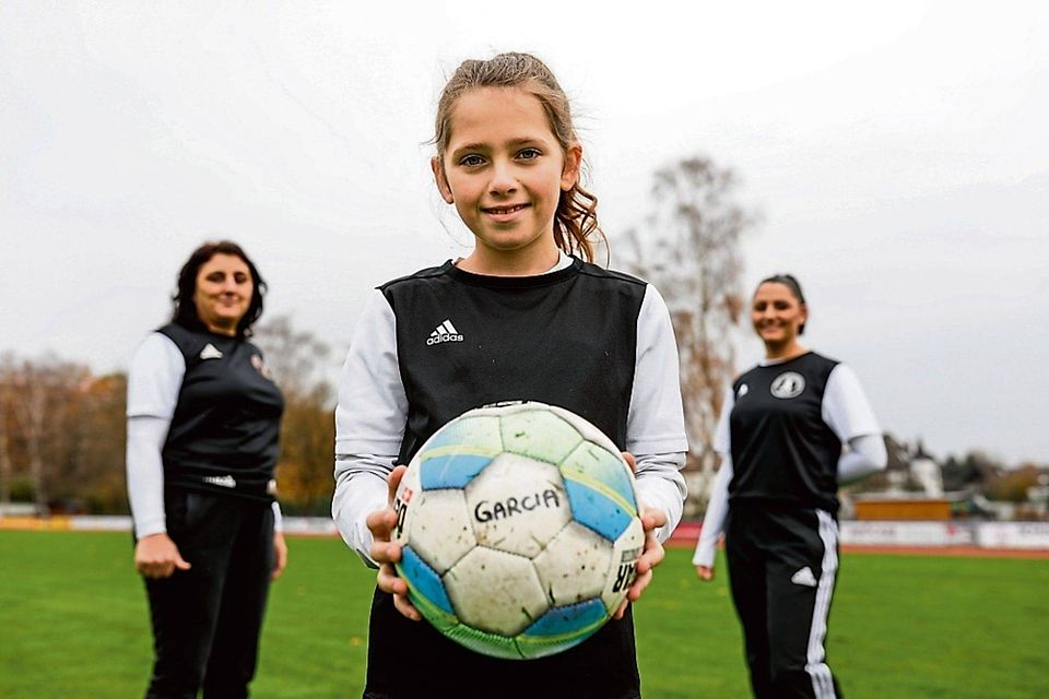 Fußball liegt bei ihnen in der Familie: Maria Garcia, Enkelin Nayeli Garcia und Tochter Elisa Garcia (v.l.).