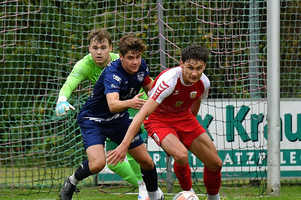 Fußball / FC Unterföhring (rote Trikots) ---Larisch Nils