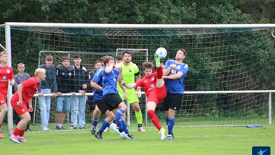 Artistische Einlage eines Königsteiners (in Rot), der sich an einem Fallrückzieher versucht. Aus FC Edelsfeld gegen TSV Königstein 0:1.