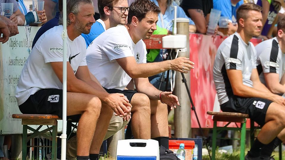 Argirios Giannikis (TSV 1860 München, Chef-Trainer) auf der Bank sitzend, SV Sulzemoos vs. TSV 1860 Muenchen, Fussball