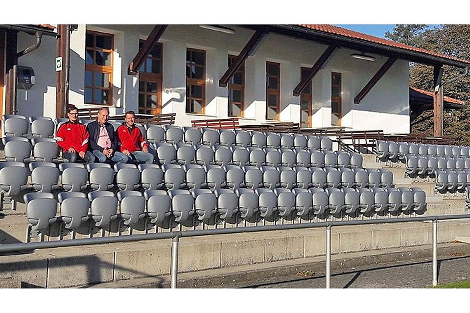 Über die Sitzschalen aus der Münchner Allianz-Arena freuen sich nicht nur (von links) SV Otting-Vorsitzender Jürgen Ratschker, Red-Wood-Cats-Vorsitzender Erhard Witt und stellvertretender Vorsitzender des SV Otting Herbert Löfflad, sondern auch die Ottinger Fans.  Foto: Löfflad
