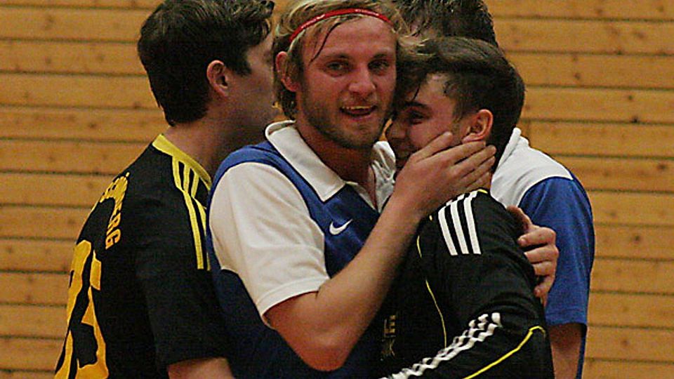 Christian Matzka (Mitte) und der FC Loppenhausen feiern in Pfaffenhausen den Finalsieg gegen den SV Schöneberg.  Foto: Erich Wörishofer