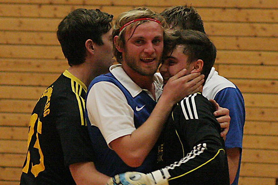 Christian Matzka (Mitte) und der FC Loppenhausen feiern in Pfaffenhausen den Finalsieg gegen den SV Schöneberg. Foto: Erich Wörishofer Christian Matzka (Mitte) und der FC Loppenhausen feiern in Pfaffenhausen den Finalsieg gegen den SV Schöneberg. Foto: Erich Wörishofer