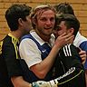 Christian Matzka (Mitte) und der FC Loppenhausen feiern in Pfaffenhausen den Finalsieg gegen den SV Schöneberg.  Foto: Erich Wörishofer