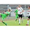 Martina Müller (links) erzielte im Juni die zwei Tore, die die Hoffnungen des BV Cloppenburg (weiße Trikots) auf den Klassenerhalt stark schwinden ließen. Mit 2:0 setzte sich der VfL Wolfsburg gegen einen starken  BVC durch. Björn Lichtfuß