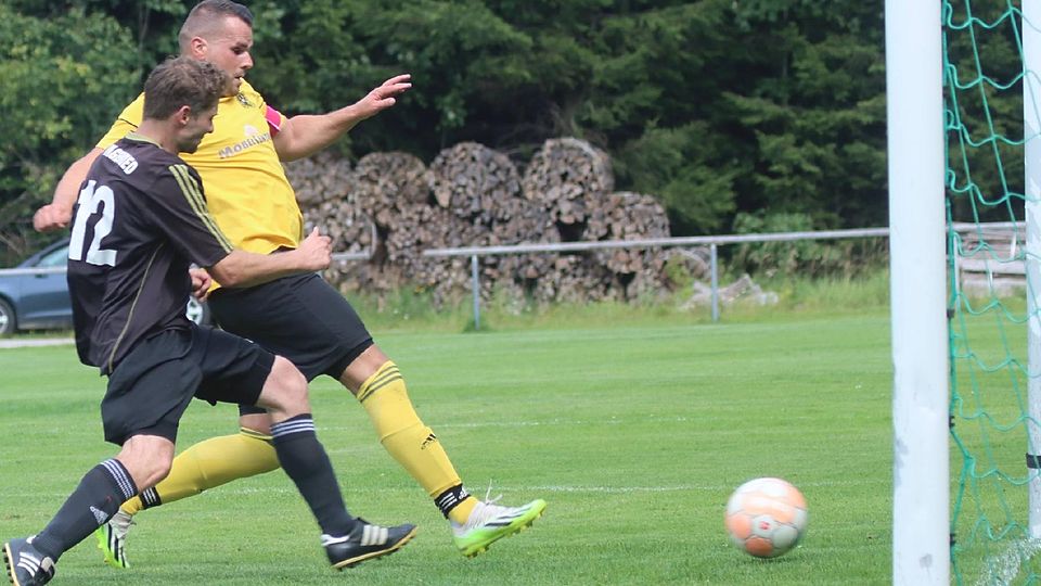 Einfach nicht zu stoppen: Schongaus Jasmin Dedic (im gelben Trikot) erzielte beim Kantersieg gegen den TSV Ingenried (im Bild Johannes Echtler) vier Tore. Die Szene zeigt den Treffer zum 6:0.