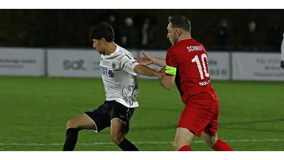 Nicht zu greifen: Pfeddersheim-Kapitän Fabio Schmidt (rechts) muss Wormatias Lukas Sundin im Zweikampf ziehen lassen.      Archivfoto: Christine Dirigo/pakalski-press