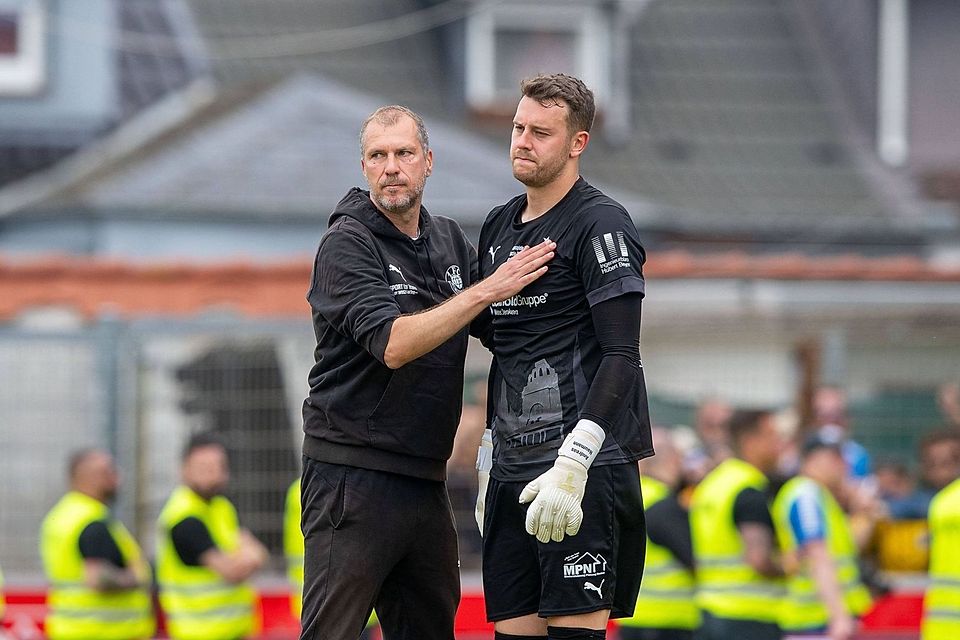 Als Tröster war Coach Jochen Seitz (li.) gefragt.