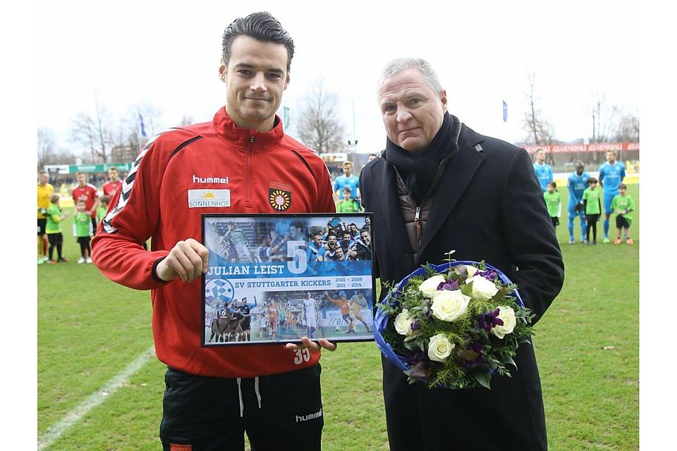 Julian Leist von der SG Sonnenhof mit Kickers-Präsident Rainer Lorz. Foto: Baumann