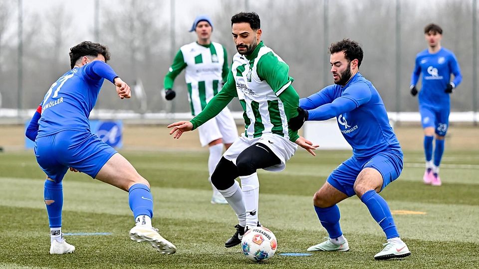 Erster Einsatz für Aschheim: Ex-Bayern-Profi Mehmet Ekici (Mitte) setzt sich gegen die Kirchheimer Peter Schmöller (l.) und Luis Sailer Fidalgo durch.
